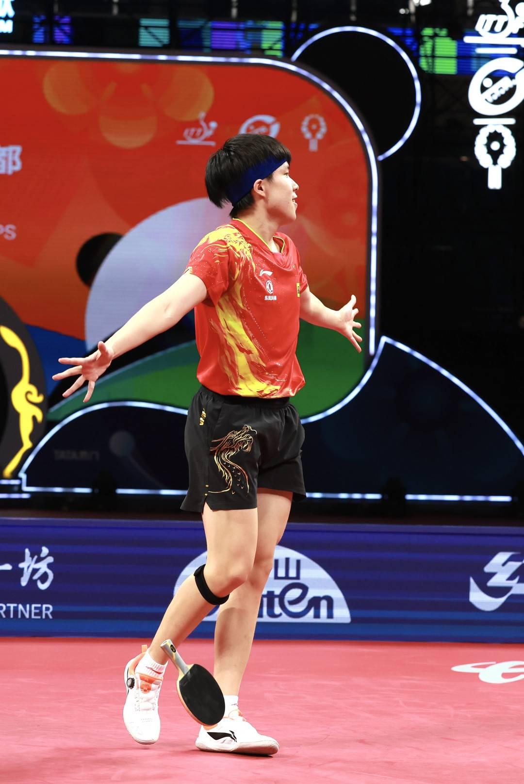 九游体育- 拜仁观众热烈欢呼！，浓眉哥迎来七赛季出色发挥赛场气氛高涨