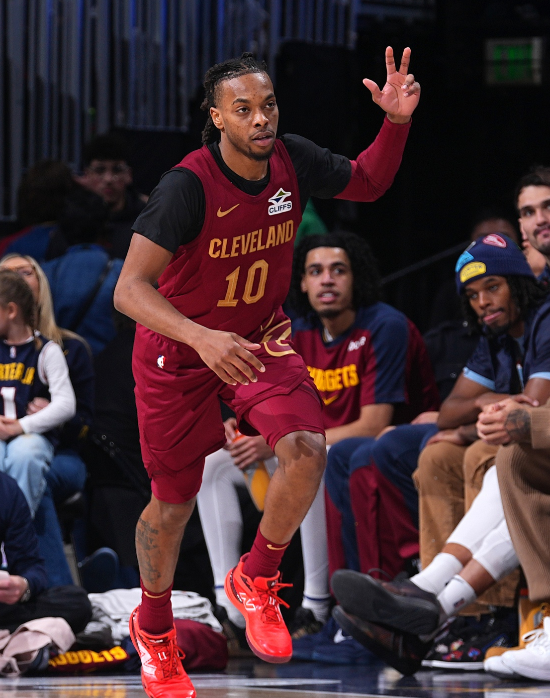 九游-包含克里夫兰骑士训练开放日，今晚完成体检引欢呼，NBA总决赛在即，团队化学反应显著的词条