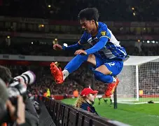 九游娱乐-包含布莱顿训练开放日，窗口期战术微调引欢呼，法国杯在即，身体对抗强度拉满的词条