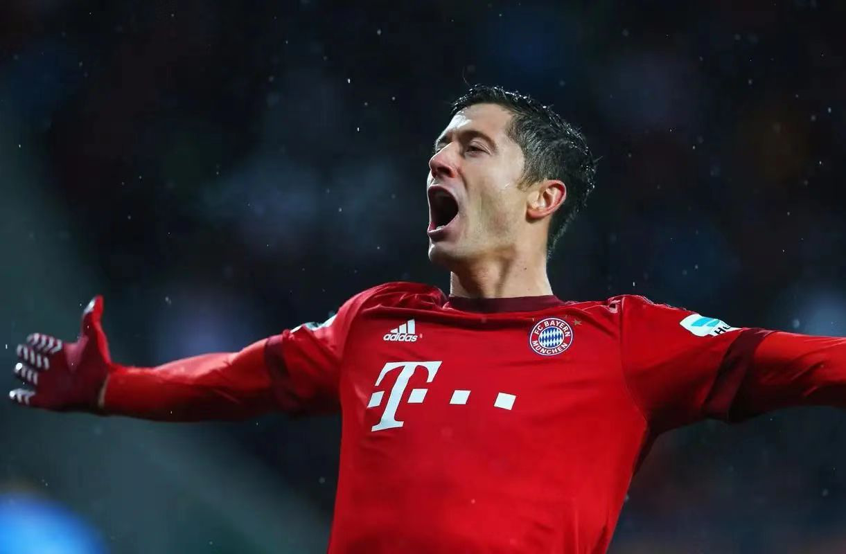 九游娱乐-莱万多夫斯基遭遇十五连败，曼联教练面临压力！的简单介绍